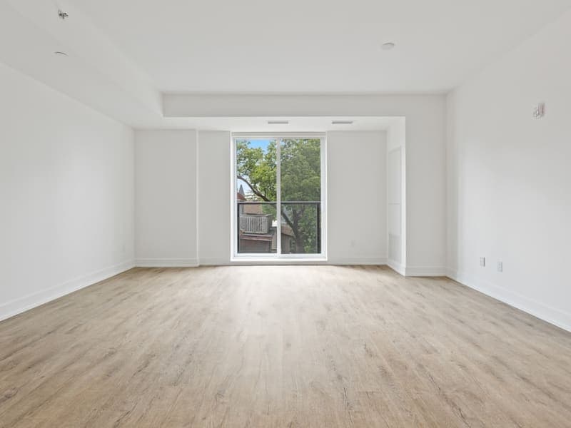 Empty living room before AI virtual staging