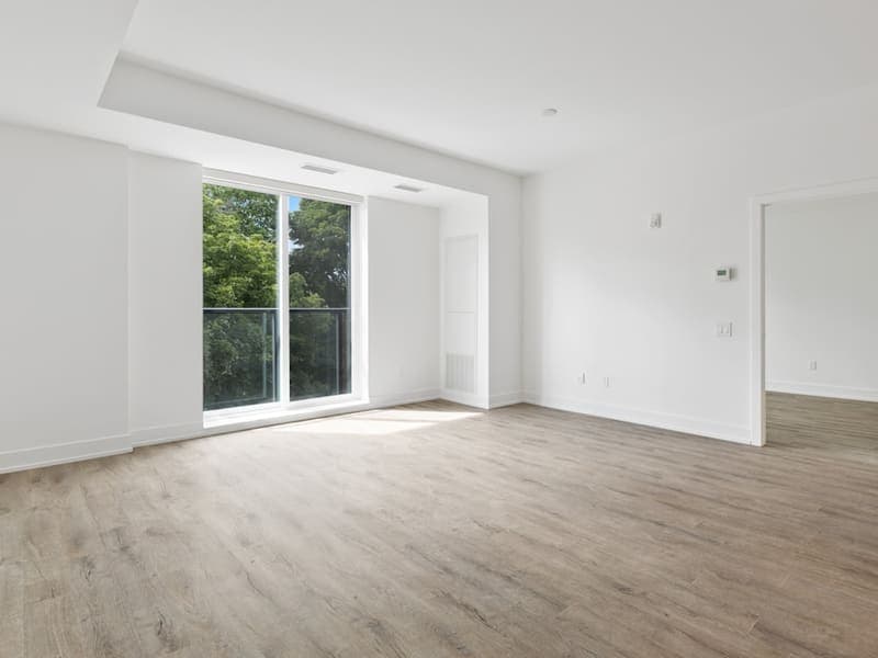 Empty living room before AI virtual staging