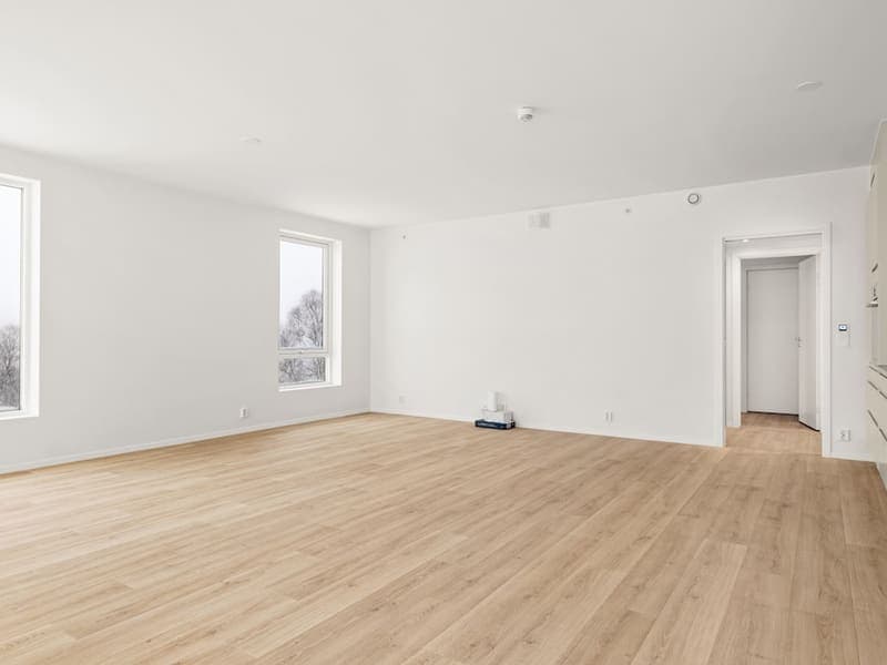Empty bedroom before AI virtual staging