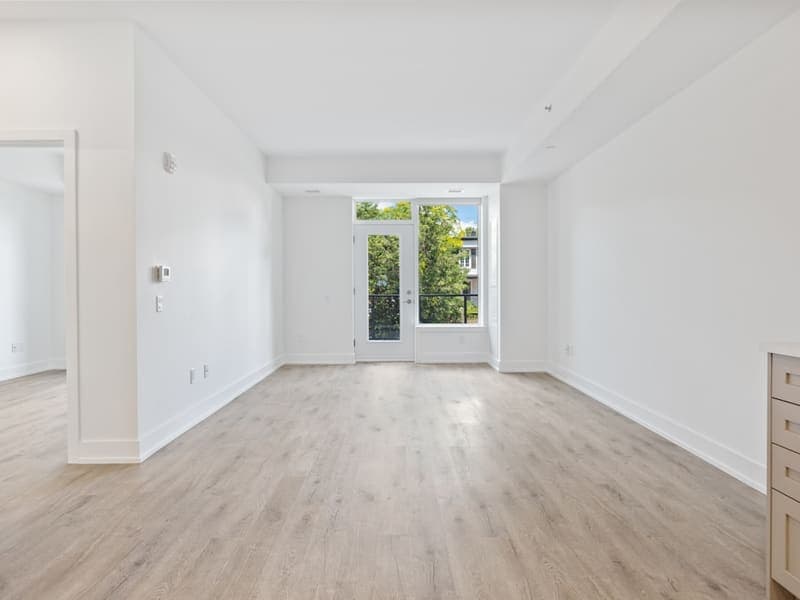 Empty dining before AI virtual staging