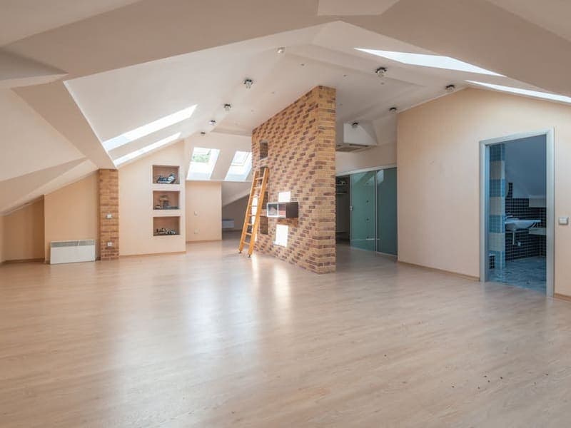 Empty living room before AI virtual staging
