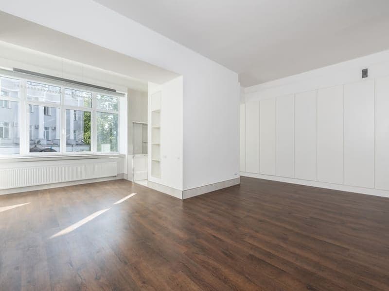 Empty living room before AI virtual staging